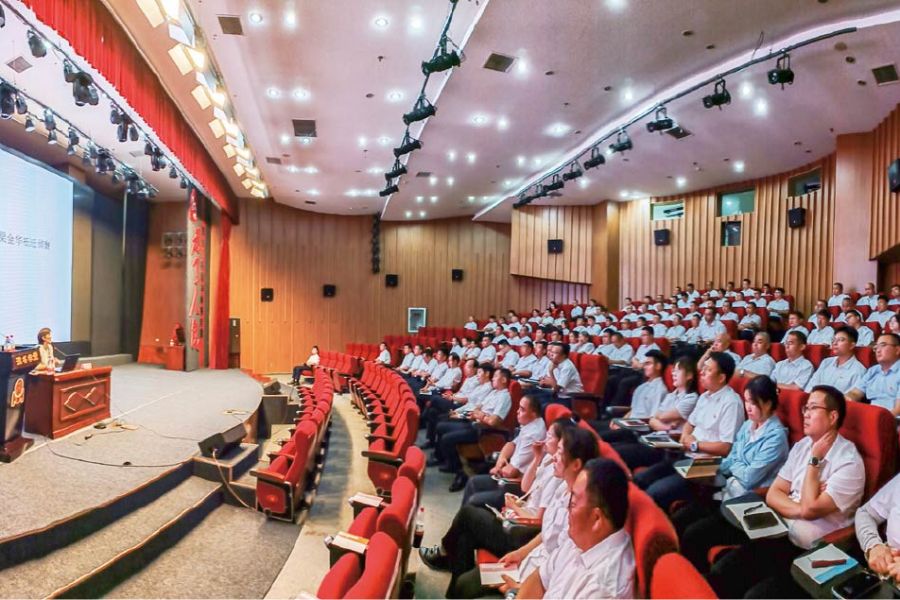 约请党史专家为宽大党员上党课