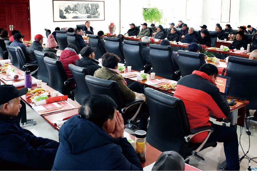 在集团老员工新春团拜会上，安继文董事长与到会老员工们共话南宫NG28优美明天。。。