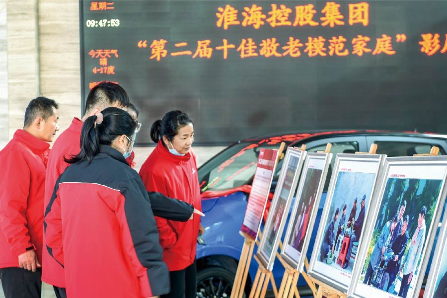 集团终年开展十佳敬老家庭评选活动，将员工关爱延展到八小时以外。。。