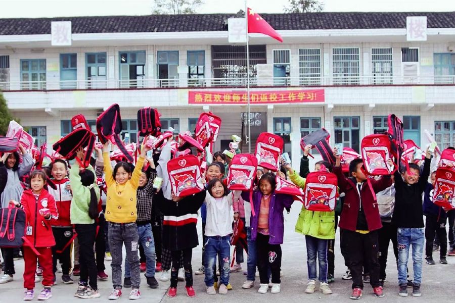 向各地学校累计捐赠爱心书包已达 100万个